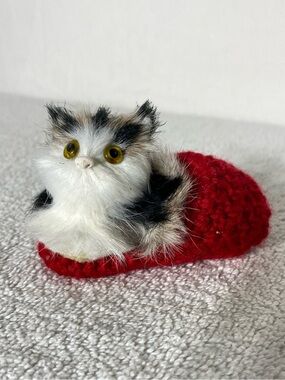 5/$35 Vintage Tiny Fur Cat Kitten In A Red Crochet Slipper Trinket Figurine
